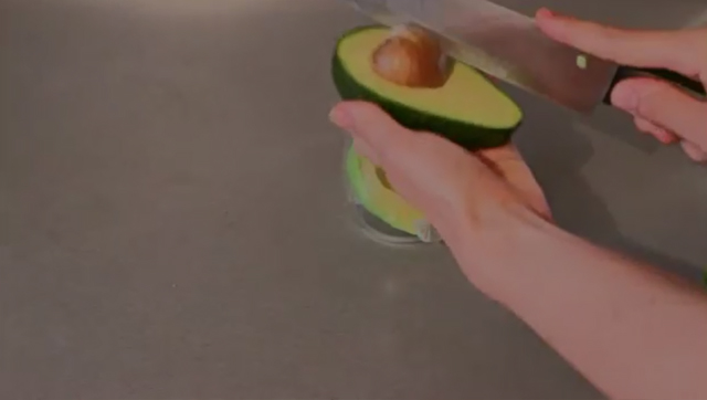Как да обелим авокадо за 7 секунди?