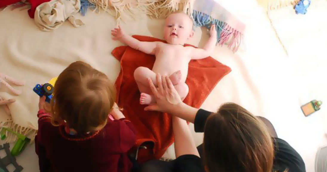 Как се прави масаж на бебе